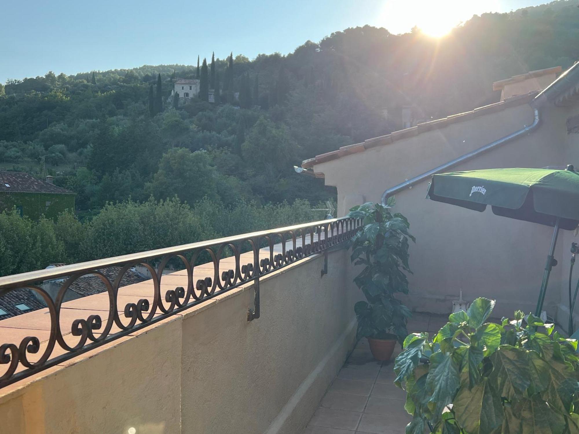 Au Coeur De Seillans, Charmant Logement, Grande Terrasse Et Panorama Exterior foto